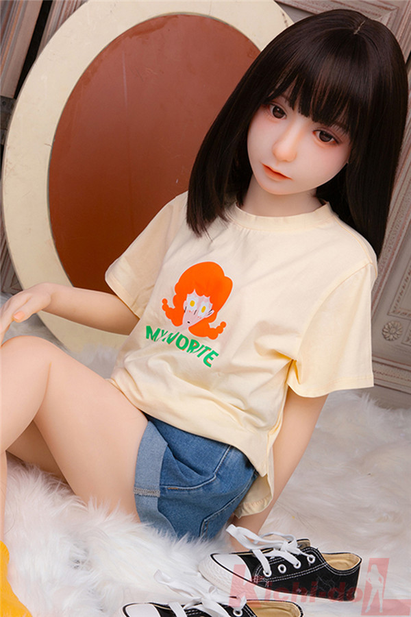  顔は幼いセックス人形 