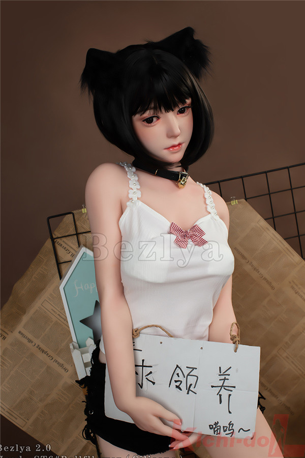  清純そうな美少女セックス人形 