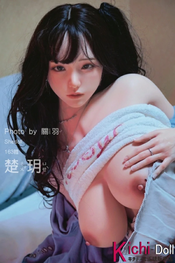   質感抜群の美乳ダッチワイフ  